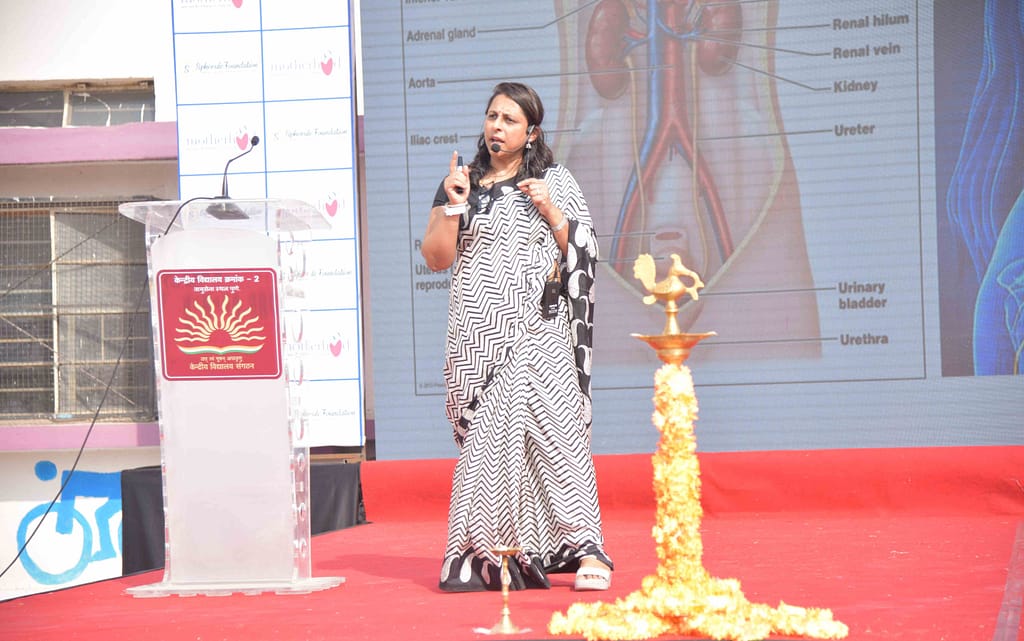 Dr. Rajeshwari Pawar Consultant Gynecologist Obstetrician Motherhood Hospitals giving talk